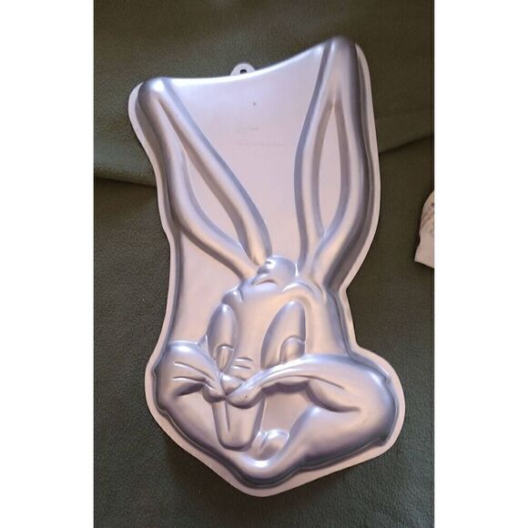 BUGS BUNNY NEW Wilton 2105-2553 Bugs Bunny Cake Pan Mold w/Instructions (instruc - Picture 1 of 3